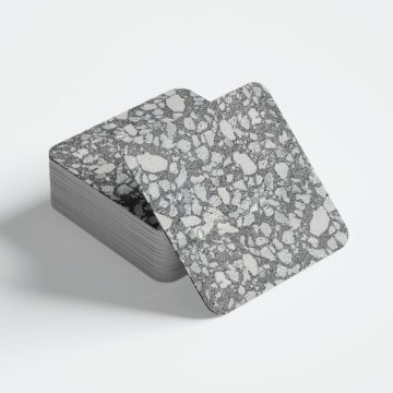 Шлифованный на мраморе на сером бетоне