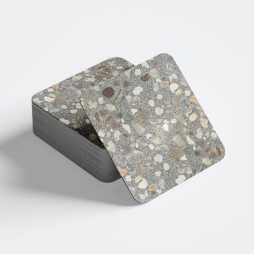 Шлифованный на гравии на сером бетоне